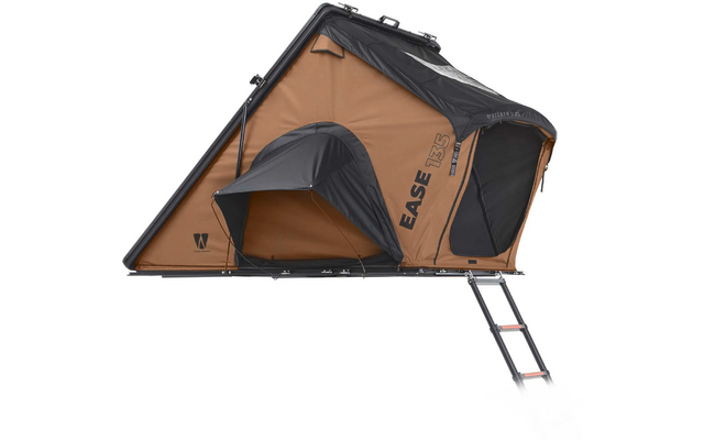 Aufgeklapptes braun-schwarzes Dachzelt auf flacher Grundplatte mit geöffnetem Eingang und ausgeklappter Leiter