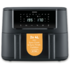 Dunkelgraues Gerät mit zwei vorderen Griffen, großem schwarzem Display mit leuchtenden Zahlen '195' und '170', Markenname 'SEVERIN' über dem Display und orangefarbener Aufkleber '2x 4L inkl. Sync Cook- & Sync Finish-Funktion SYNC' an der Vorderseite