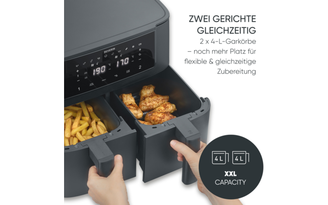 Graues Gerät mit digitalem Display und zwei geöffneten, herausziehbaren Schubladen; in den Schubladen Pommes und Hähnchenteile; Hände an den Griffen; sichtbarer Text: 'ZWEI GERICHTE GLEICHZEITIG 2 x 4-L-Garkörbe - noch mehr Platz für flexible & gleic