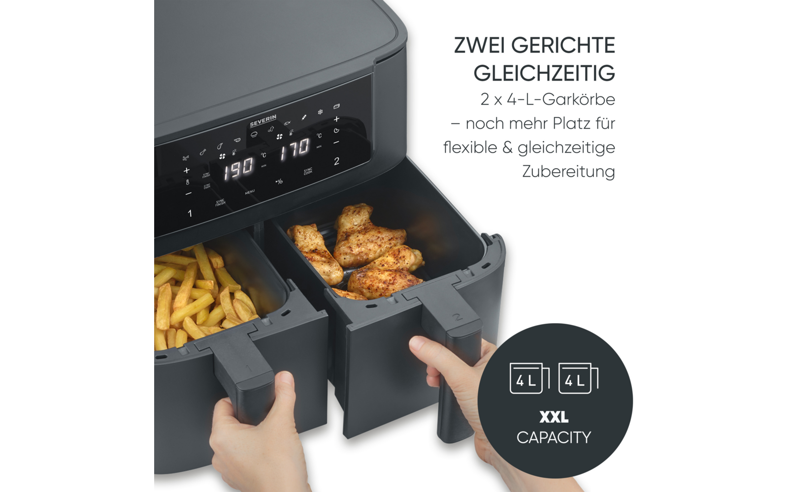 Graues Gerät mit digitalem Display und zwei geöffneten, herausziehbaren Schubladen; in den Schubladen Pommes und Hähnchenteile; Hände an den Griffen; sichtbarer Text: 'ZWEI GERICHTE GLEICHZEITIG 2 x 4-L-Garkörbe - noch mehr Platz für flexible & gleic