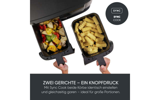 Oben ein schwarzes Gerät, darunter zwei herausnehmbare rechteckige Körbe mit Griffen; linker Korb mit gemischtem Gemüse (Zucchini, Paprika, Champignons), rechter Korb mit gewellten Pommes; zwei Hände halten die Griffe; oben rechts ein dunkler Kreis m