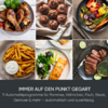 Collage aus sechs Fotos: Hähnchenschenkel auf einem Teller mit Kräutern; Schokoladenmuffins auf einem Tuch; buntes Ofengemüse in einer Pfanne; Pommes frites mit Dip in einer Schale; Lachsfilet mit Salat und Limette auf einem Teller; in Scheiben gesch