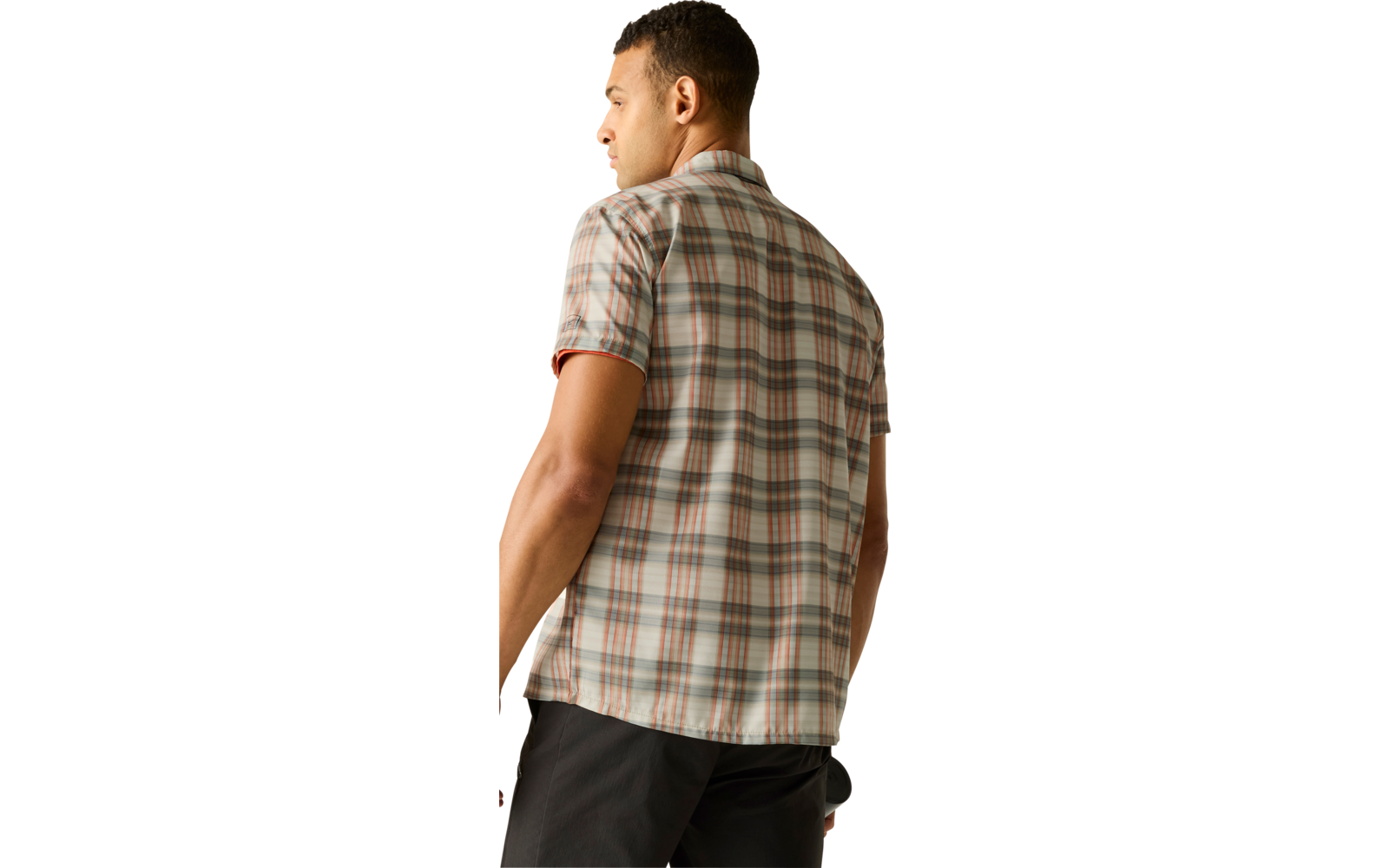 Person von hinten und seitlich sichtbar, trägt kariertes kurzärmeliges Hemd und dunkle Hose