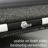 Nahaufnahme einer grauen, strukturierten Matte mit schwarzem Riemen, weißem Sechseck-Logo 'your GEAR' auf dem Riemen und einer weißen Stange; unten der Text 'usable on both sides beidseitig verwendbar'
