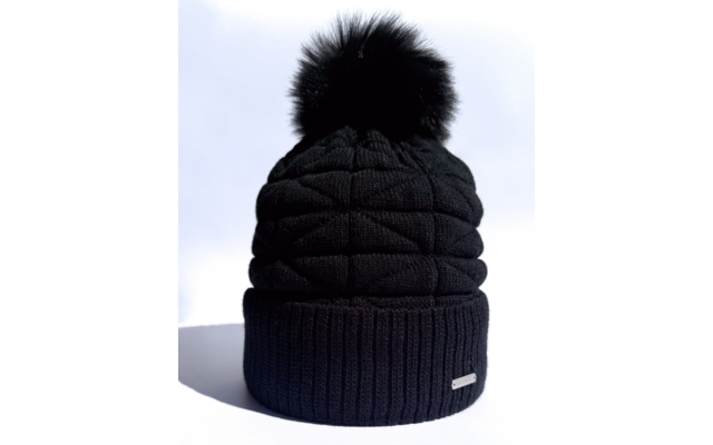 Schwarze gestrickte Mütze mit großem Bommel auf weißem Hintergrund