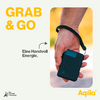 Hand die een zwarte smartphone met een zwart polsbandje vasthoudt, tekst 'GRAB & GO Een handvol energie.'