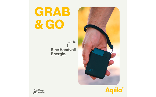 Hand die een zwarte smartphone met een zwart polsbandje vasthoudt, tekst 'GRAB & GO Een handvol energie.'