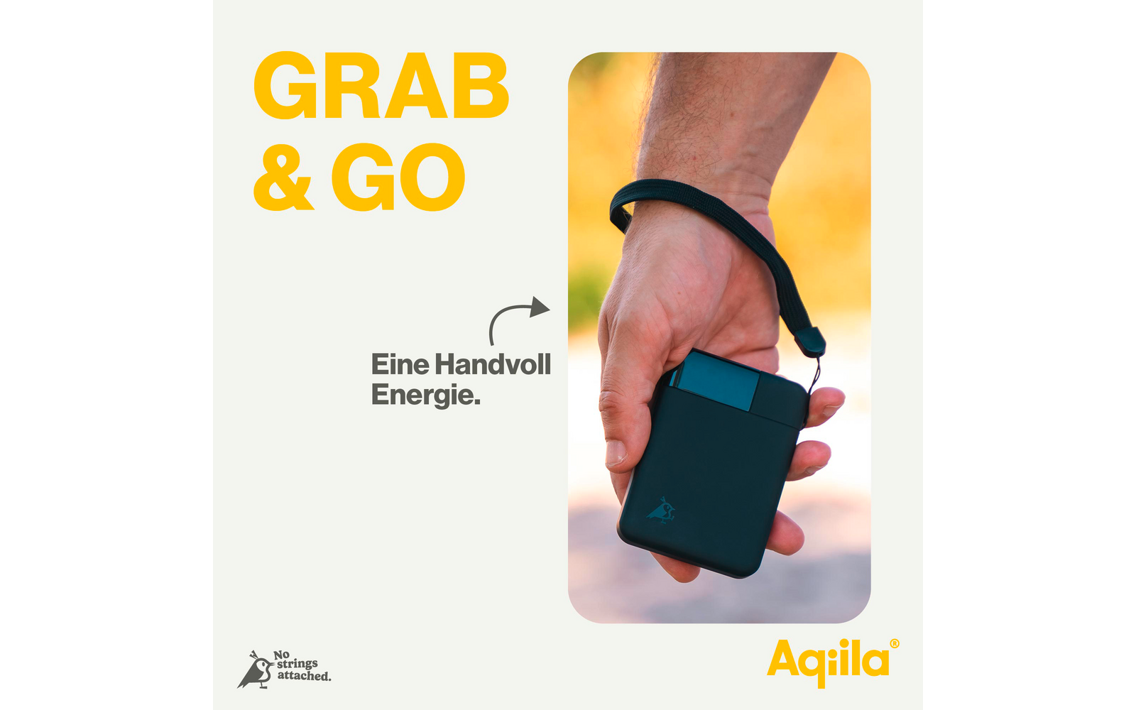 Hand die een zwarte smartphone met een zwart polsbandje vasthoudt, tekst 'GRAB & GO Een handvol energie.'