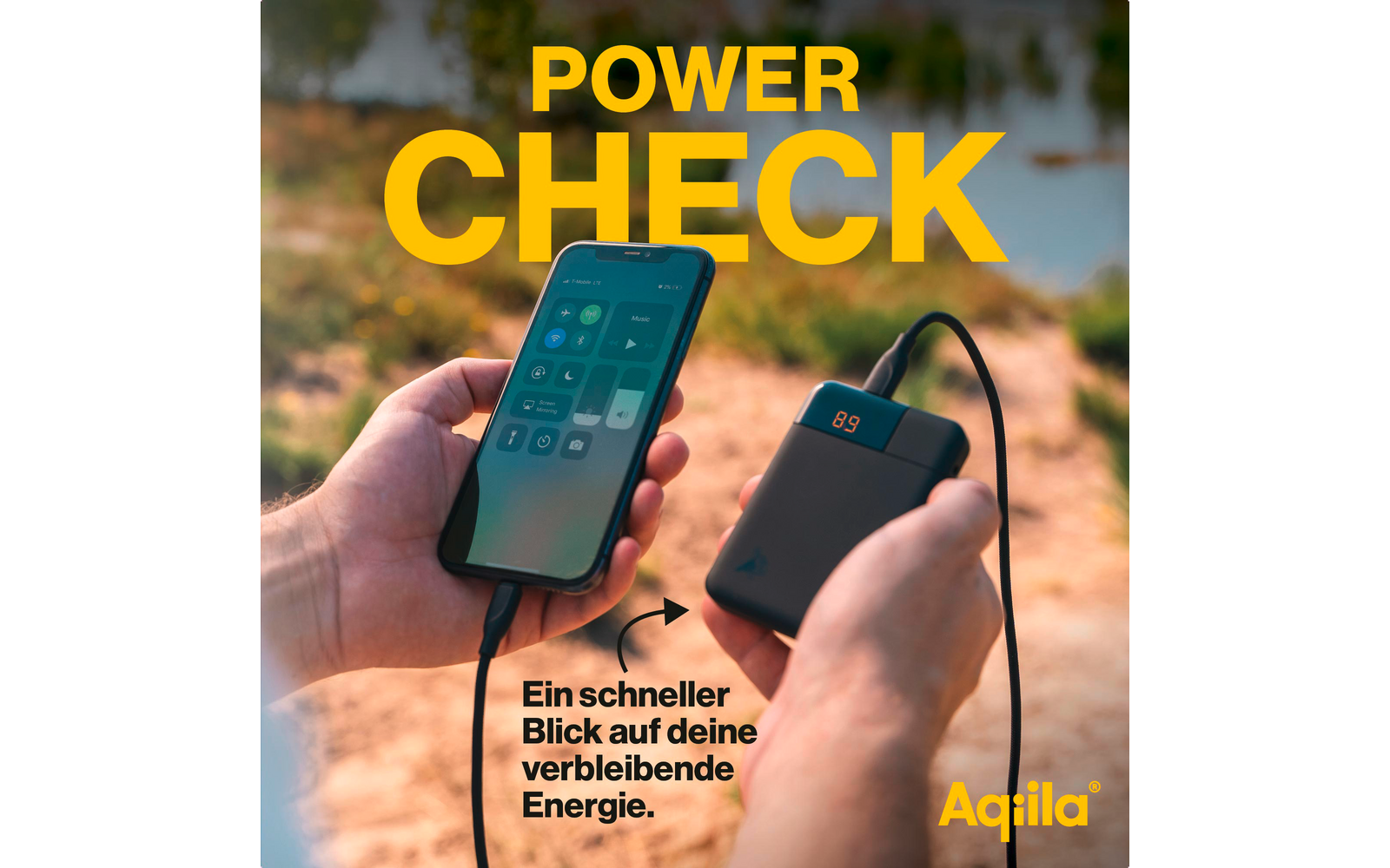Hand houdt smartphone met geopende app, zwart apparaat ernaast, bomen op de achtergrond