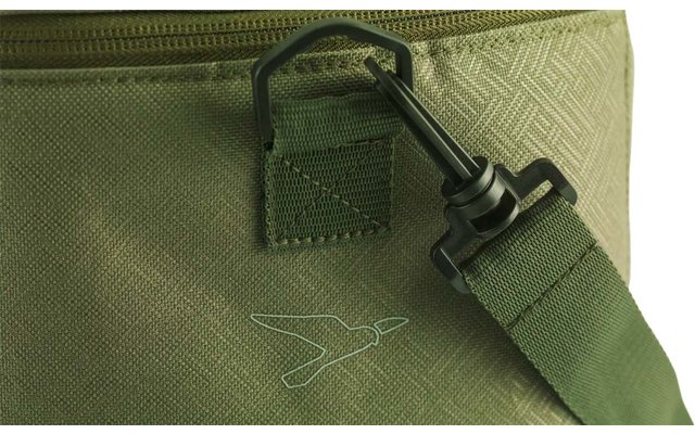 Primer plano de un bolso de tela verde con una cremallera en la parte superior, un mosquetón negro sujeto a una presilla de tela, una correa verde ajustable y un logo de pájaro blanco bordado