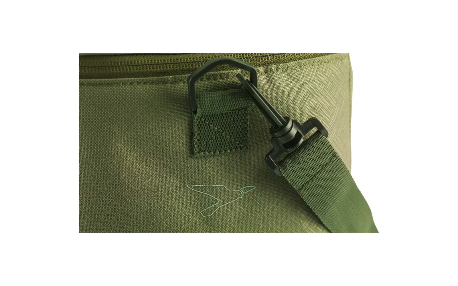 Primer plano de un bolso de tela verde con una cremallera en la parte superior, un mosquetón negro sujeto a una presilla de tela, una correa verde ajustable y un logo de pájaro blanco bordado