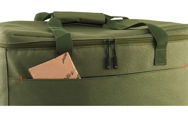 Bolsa rectangular de tela verde con asa superior, cremallera doble y un bolsillo frontal del que sobresale una tarjeta de cartón marrón