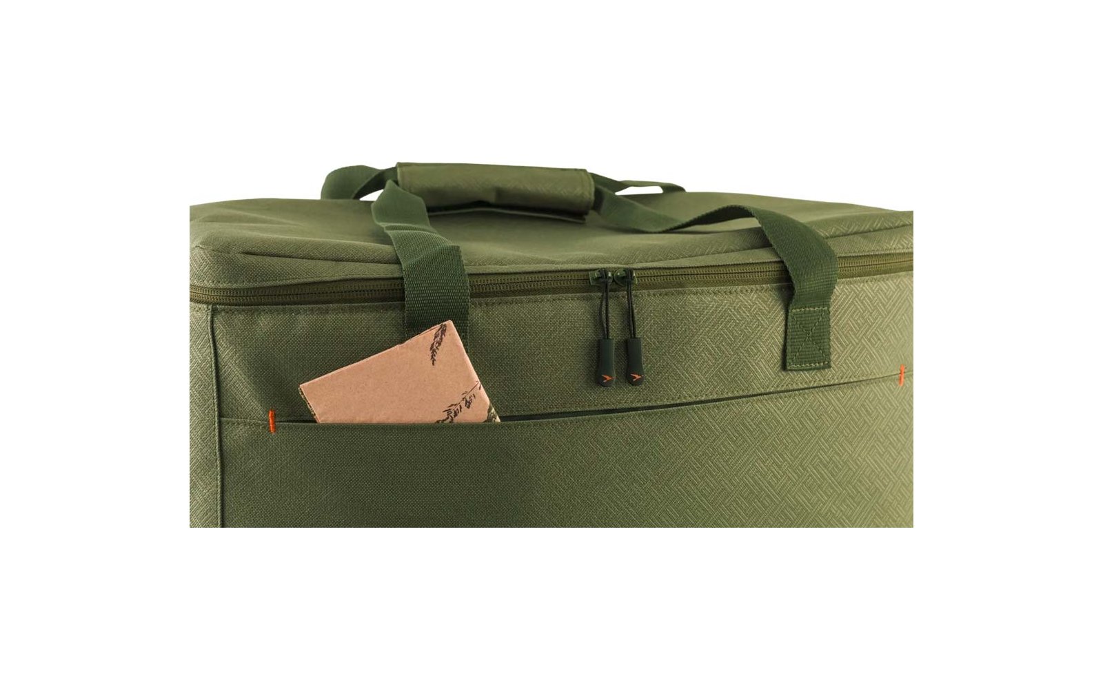Bolsa rectangular de tela verde con asa superior, cremallera doble y un bolsillo frontal del que sobresale una tarjeta de cartón marrón