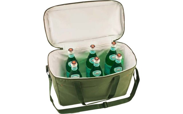 Bolsa térmica oliva abierta con forro claro, seis botellas de vidrio verdes con etiquetas y tapas de corona, asas y bandolera