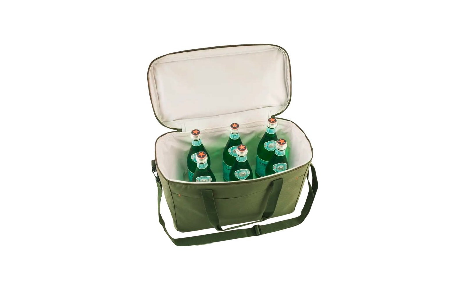 Bolsa térmica oliva abierta con forro claro, seis botellas de vidrio verdes con etiquetas y tapas de corona, asas y bandolera