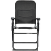 Silla plegable negra con respaldo acolchado y reposabrazos