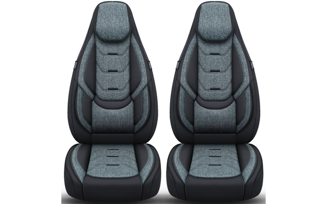 Zwei nebeneinander stehende Auto-Vordersitze in grauem Stoff mit schwarzen Lederakzenten und integrierten Kopfstützen vor weißem Hintergrund