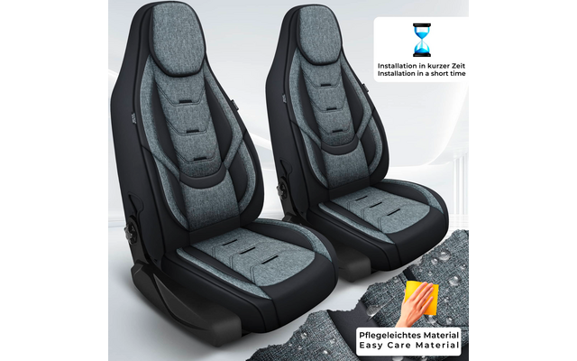 Zwei nebeneinander stehende Autositze mit grauem Stoffpolster und schwarzem Rand; oben rechts weißes Quadrat mit Sanduhr‑Symbol und dem Text „Installation in kurzer Zeit Installation in a short time“; unten rechts Detailansicht des grauen Stoffs mit 