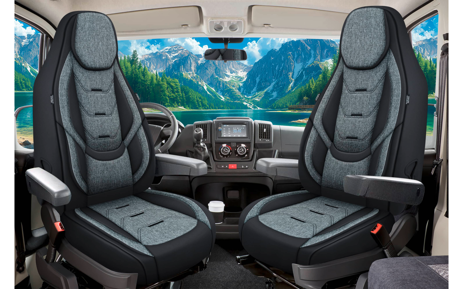 Innenraum eines Fahrzeugs mit zwei Vordersitzen, Lenkrad, Armaturenbrett, Armlehnen und einem Bergsee sichtbar durch die Windschutzscheibe