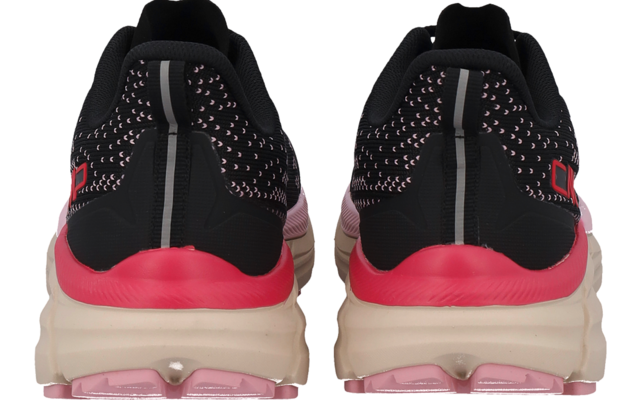 Zwei schwarze Sportschuhe von hinten mit rosa Akzenten, beiger Zwischensohle und rosa Laufsohle