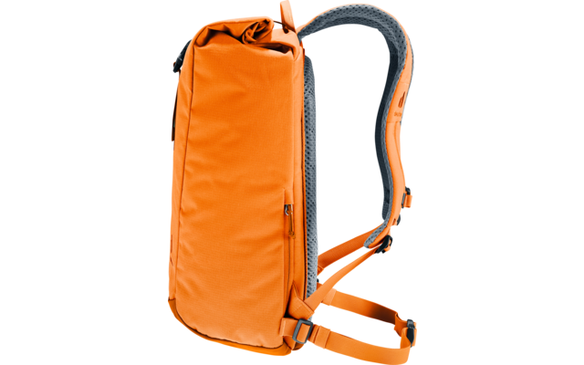 Orangefarbener, rechteckiger Rucksack in Seitenansicht; zwei gepolsterte Schultergurte mit grauer Mesh-Polsterung; seitlicher Reißverschluss; zwei verstellbare Riemen mit Schnallen unten; weißer Hintergrund