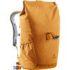 Gelb-orange Rucksack, frontale Dreiviertelansicht, gepolsterte linke Schulterriemen sichtbar, seitliche Tasche, vordere Schlaufe mit Schnalle, sichtbares Markenlogo deuter