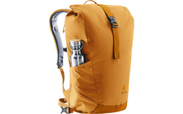 Senfgelber Rucksack mit Frontklappe und schwarzer Schnalle, seitliche Tasche mit silberner Trinkflasche, gepolsterte Schultergurte mit grauem Mesh, brauner Boden und kleines Logo vorne rechts