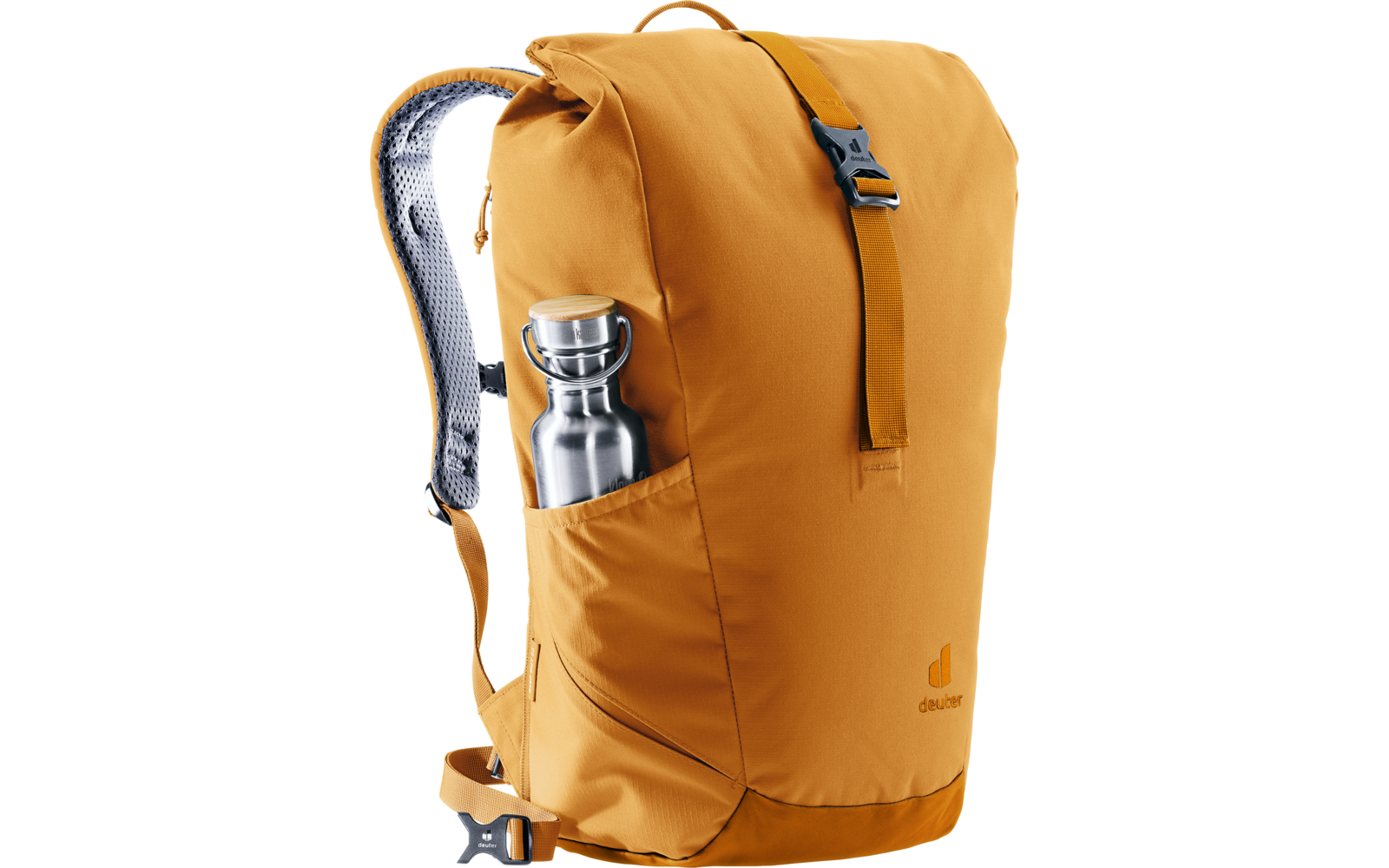 Senfgelber Rucksack mit Frontklappe und schwarzer Schnalle, seitliche Tasche mit silberner Trinkflasche, gepolsterte Schultergurte mit grauem Mesh, brauner Boden und kleines Logo vorne rechts