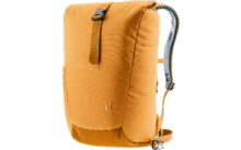 Oranger Rucksack mit nach oben umgeschlagener Öffnung, mittig verlaufender Riemen mit schwarzer Schnalle, 'deuter'-Logo vorne unten, gepolsterter grauer Netz-Schultergurt rechts sichtbar und Hüftgurt mit Schnalle