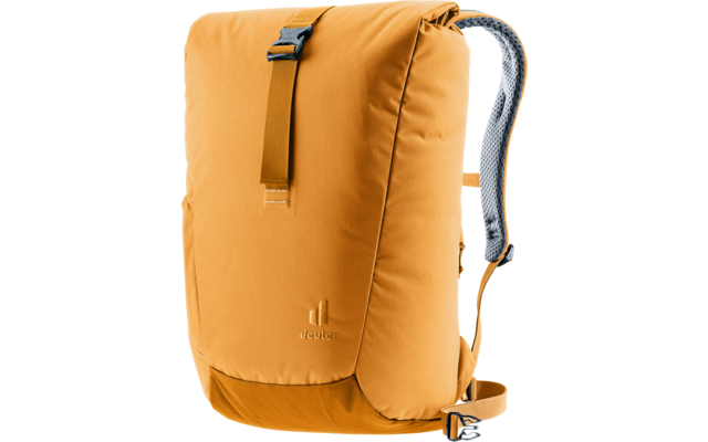 Oranger Rucksack mit nach oben umgeschlagener Öffnung, mittig verlaufender Riemen mit schwarzer Schnalle, 'deuter'-Logo vorne unten, gepolsterter grauer Netz-Schultergurt rechts sichtbar und Hüftgurt mit Schnalle