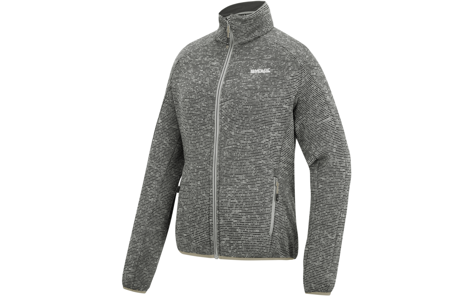 Graue Jacke mit durchgehendem Reißverschluss, Stehkragen, zwei seitlichen Reißverschlusstaschen, strukturiertem Strickmuster und kleinem weißem Logo auf Brusthöhe