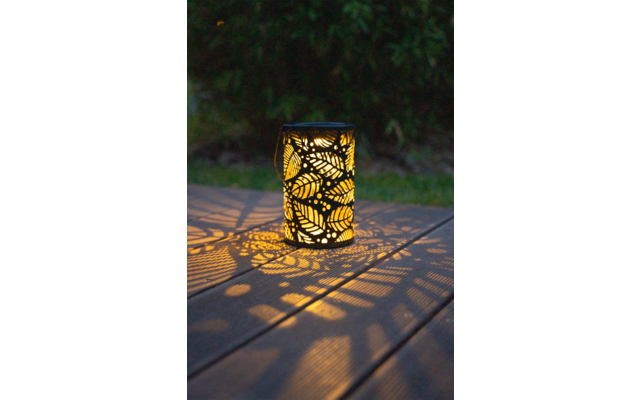 Leuchtender Laternenkorb mit Blattmuster auf einer Oberfläche