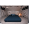 Intérieur d'une tente avec un matelas gonflable bleu portant le logo Berger, un coussin à motifs à la tête, une petite lampe au sol à droite, sol et parois matelassés