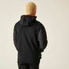 Person von hinten, trägt schwarzen Hoodie und dunkle Hose, steht vor hellem Hintergrund
