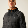 Mann trägt eine schwarze Steppjacke mit Kapuze und orangefarbenem Innenfutter