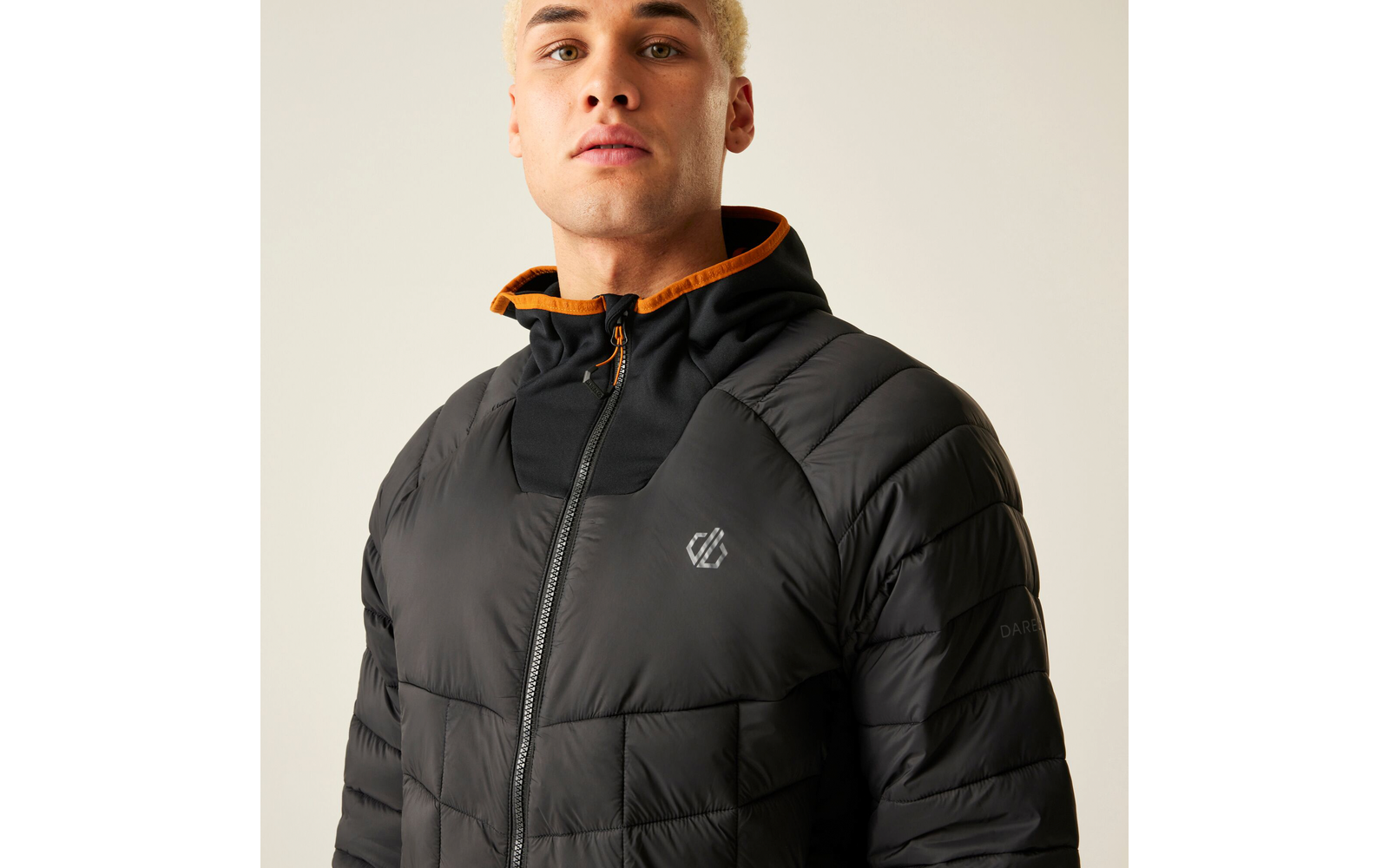 Mann trägt eine schwarze Steppjacke mit Kapuze und orangefarbenem Innenfutter