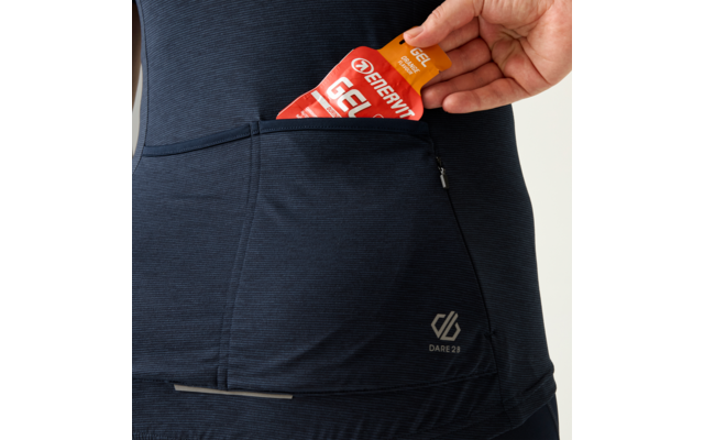 Hand steckt rotes Gel-Päckchen mit Aufschrift ENERVIT in die Reißverschluss-Rückentasche eines dunkelblauen Trikots