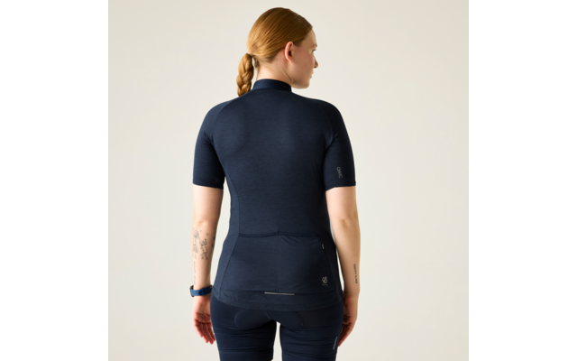 Person von hinten, geflochtener Zopf, dunkelblaues kurzärmeliges Fahrradtrikot, passende Radshorts, sichtbare Tätowierungen an den Unterarmen, Smartwatch am linken Handgelenk, heller einfarbiger Hintergrund