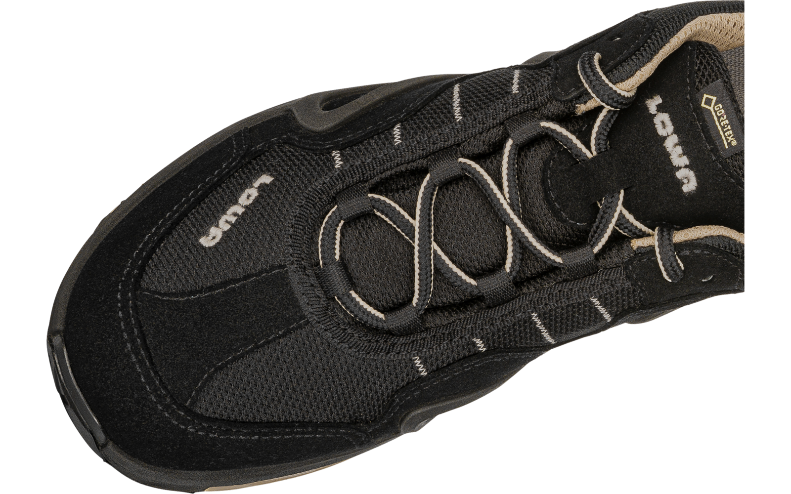 Draufsicht auf einen schwarzen Schuh mit Schnürsenkeln, Mesh- und Wildledereinsätzen und sichtbarem Gore‑Tex‑Label