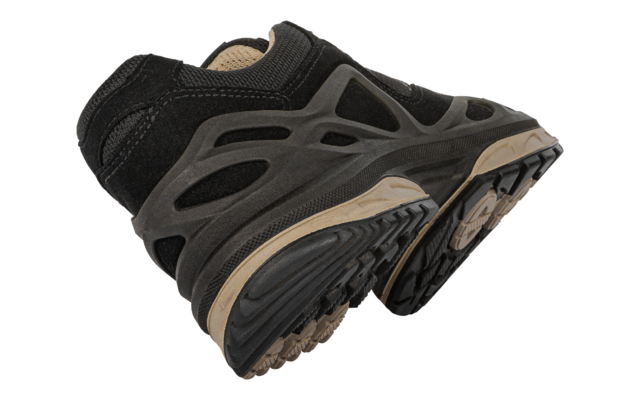 Schwarzer Sneaker schräg von hinten, sichtbare Profilsohle und hellbeige Akzente an der Zwischensohle