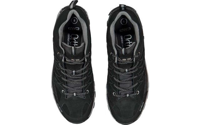 Coppia di scarpe da trekking nere viste dall'alto, affiancate, con lacci e dettagli grigi
