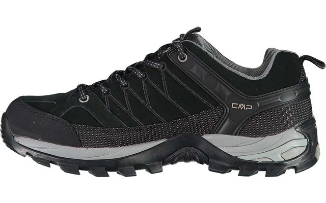 Vista laterale di una scarpa nera con lacci, suola scolpita, rifinitura grigia, dettagli in mesh e pelle scamosciata, asola sul tallone e logo 'CMP'
