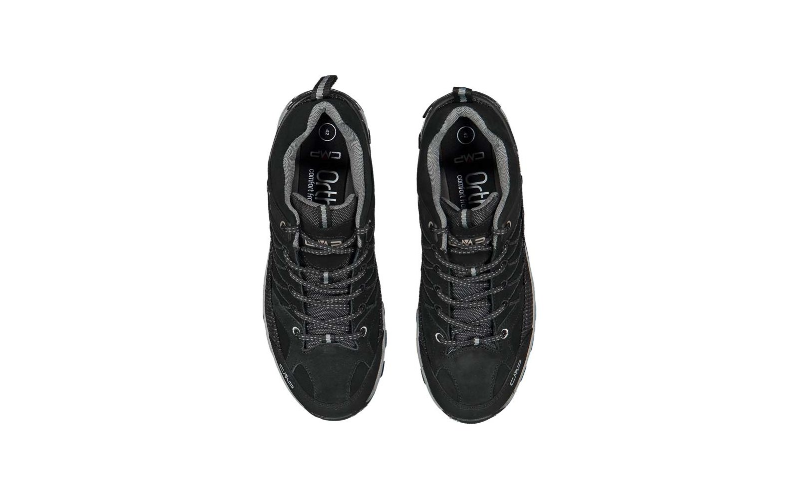Coppia di scarpe da trekking nere viste dall'alto, affiancate, con lacci e dettagli grigi
