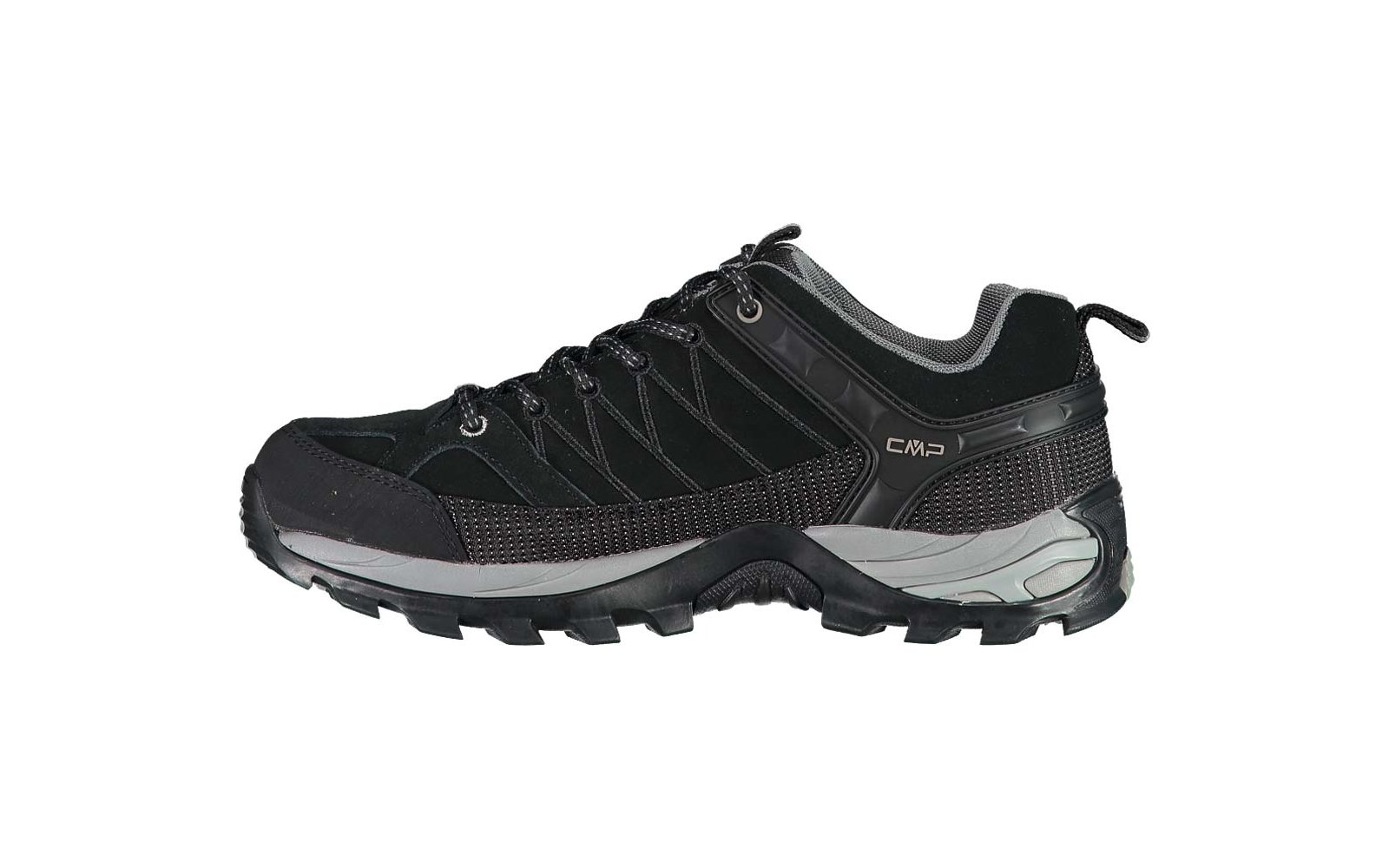 Vista laterale di una scarpa nera con lacci, suola scolpita, rifinitura grigia, dettagli in mesh e pelle scamosciata, asola sul tallone e logo 'CMP'