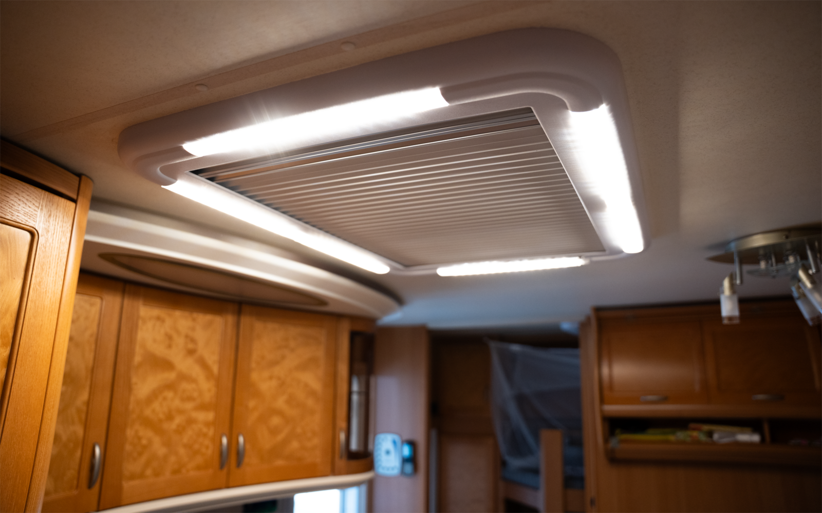 Produktbild Berger Dachhaube mit Moskitoschutz & Verdunkelungsrollo 70 x 50 cm Transparent 1