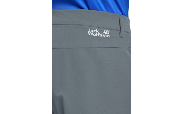 Close-up van de achterkant van een grijze broek met wit 'Jack Wolfskin'-logo boven een horizontale naad en een zichtbaar blauw bovenstuk