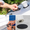 Dreiteiliges Foto: oben Hand platziert schwarzes rundes Pad auf silberner Autokarosserie neben einer weißen Tasse; unten links Hand wäscht schwarzes rundes Pad unter fließendem Wasser; unten rechts Nahaufnahme zweier schwarzer runder Pads auf hellgra