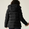 Person von hinten mit schwarzer, gesteppter Winterjacke und Kapuze
