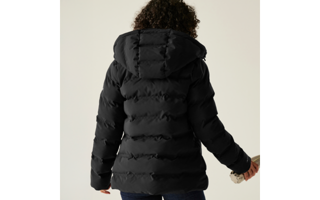 Person von hinten mit schwarzer, gesteppter Winterjacke und Kapuze