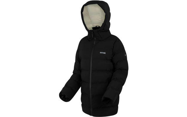 Schwarze Daunenjacke mit Kapuze auf weißem Hintergrund